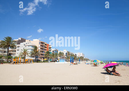 Calafell, Spanien - 13. August 2014: die Menschen entspannen am sandigen Strand von Calafell Ferienort am sonnigen Sommertag. Region Tarragona Stockfoto