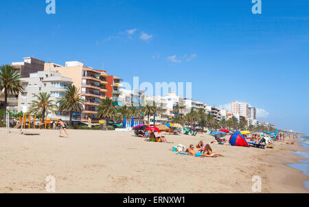 Calafell, Spanien - 13. August 2014: die Menschen entspannen am sandigen Strand von Calafell Ferienort am sonnigen Sommertag. Region Tarragona Stockfoto