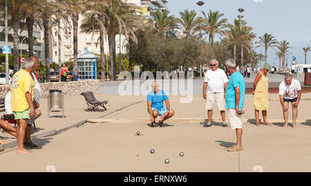 Calafell, Spanien - 20. August 2014: Senioren Spanier spielen Boccia am Sandstrand in Calafell, Ferienort in Katalonien Stockfoto