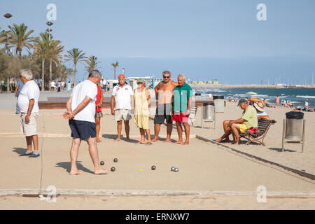 Calafell, Spanien - 20. August 2014: Senioren Spanier spielen Boccia an einem Sandstrand in Calafell, Ferienort in Katalonien Stockfoto