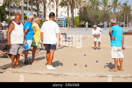 Calafell, Spanien - 20. August 2014: Senioren Spanier spielen Boccia am Sandstrand in Calafell, kleine Kurort in Katalonien Stockfoto