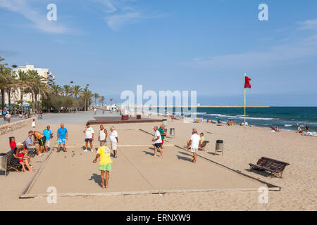 Calafell, Spanien - 20. August 2014: Senioren Spanier spielen Boccia an einem Sandstrand in Calafell, kleine Kurort in Katalonien Stockfoto