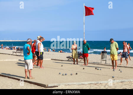 Calafell, Spanien - 20. August 2014: Senioren Spanier spielen Boccia an einem Sandstrand in Calafell, kleine Kurort in Katalonien Stockfoto