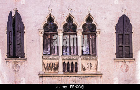 alte Fenster auf einer mittelalterlichen Palast-Fassade in Verona, Italien Stockfoto