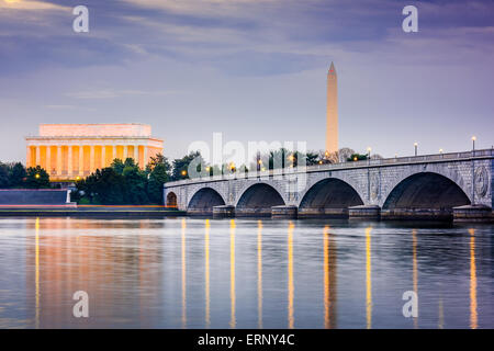 Washington DC, USA Skyilne auf dem Potomac River mit Lincoln Memorial, Washington Memorial und Arlington Memorial Bridge. Stockfoto
