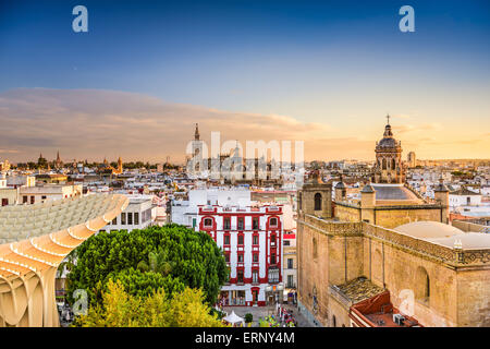 Sevilla, Spanien alte Viertel Skyline in der Abenddämmerung. Stockfoto