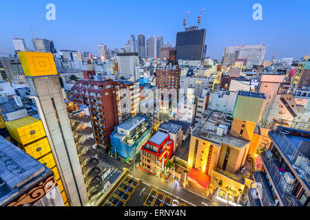 Shinjuku, Tokio, Japan Stadtbild in der Dämmerung. Stockfoto