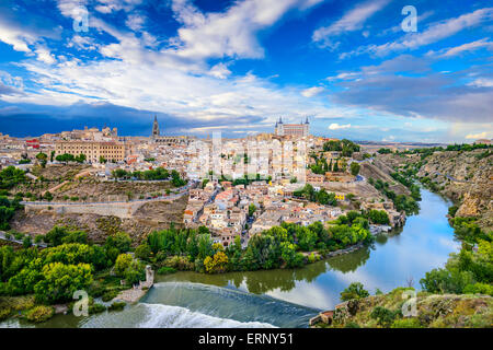 Toledo, Spanien alt Stadt Skyline am Fluss Tejo. Stockfoto