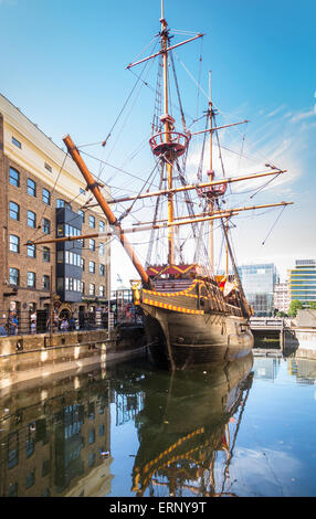 Replikat der Golden Hind, Golden Hinde II vertäut am St. Mary Overie Dock, Bankside, London, eine beliebte Touristenattraktion Stockfoto