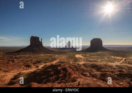 Schönen Sonnenaufgang über dem legendären Monument Valley, Arizona, USA Stockfoto