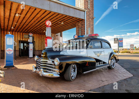 Ausgezeichnete Retro-Polizeiauto auf einer Tankstelle in Valle, Arizona Stockfoto