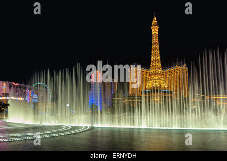 Bellagio Springbrunnen und Paris Hotel, Nachtbeleuchtung am Las Vegas Strip Stockfoto