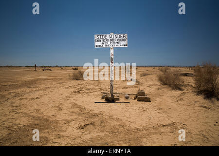 Salton City, Kalifornien, USA. 4. Juni 2015. Auf der Seite Winder Golfplatz Dürre heimgesuchten Imperial Valley, Kalifornien gibt es keine Rasen für Meilen, nur Sand und rissige Erde. Bildnachweis: Scott London/Alamy Live-Nachrichten Stockfoto