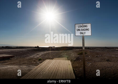 Salton Sea, Kalifornien, USA. 4. Juni 2015. Wie California mit schweren Dürre geltend macht, ist der Saltonsee des Landes größte Binnengewässer, mit einer alarmierenden Rate verdunstet. Die Küste in der Nähe von Salton Stadt ist schnell zurückgeht, wie hier auf dem Red Hill Marina und Boot Start am Südufer zu sehen, die jetzt fast eine halbe Meile von der Küste entfernt ist. Bildnachweis: Scott London/Alamy Live-Nachrichten Stockfoto