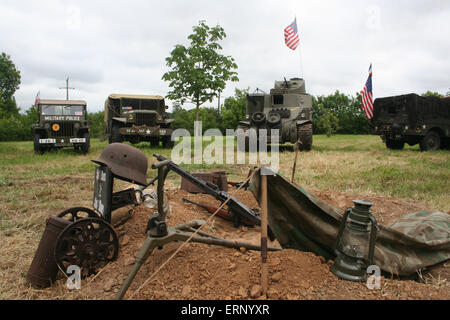 Carentan, Normandie, Frankreich. 6. Juni 2015. Reenactment-Gruppen geben sich große Mühe, die Alliierten Militärlager, wie diese am Camp blutigen Gulch, Gedenken an den Jahrestag des d-Day Landungen auf 6. Juni 1944 neu zu erstellen. Hier hat ein Fuchsbau mit US-Militär Jeeps und einem M3-Tank im Hintergrund gegraben worden. D-Day Festival 2015 erinnert an den 70. Jahrestag des Endes des zweiten Weltkriegs im Jahr 1945. Bildnachweis: Daniel und Flossie weiß/Alamy Live-Nachrichten Stockfoto