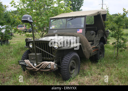 Carentan, Normandie, Frankreich. 6. Juni 2015. Reenactment-Gruppen geben sich große Mühe, die Alliierten militärischen Camps zum Gedenken an den Jahrestag des d-Day Landungen auf 6. Juni 1944 neu zu erstellen. Die Camps beinhalten original Militärfahrzeuge wie dieser US-Militär Jeep (mit einem deutschen SS Helm montiert auf der Vorderseite) im Camp blutigen Gulch. D-Day Festival 2015 erinnert an die 70. Jahr des Endes des zweiten Weltkriegs im Jahr 1945. Bildnachweis: Daniel und Flossie weiß/Alamy Live-Nachrichten Stockfoto