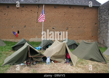 Carentan, Normandie, Frankreich. 6. Juni 2015. Reenactment-Gruppen neu zu erstellen die Alliierten Militärlager in Normandie Sitz nach d-Day Landungen auf 6. Juni 1944. Hier sind die Zelte schlafe Reenactor an blutigen Gulch Camp auf dem Gelände am d-Day Jubiläum Wochenende während des d-Day Festivals 2015 in. Das diesjährige d-Day Festival gedenkt der 70. Jahr des Endes des zweiten Weltkriegs im Jahr 1945. Bildnachweis: Daniel und Flossie weiß/Alamy Live-Nachrichten Stockfoto