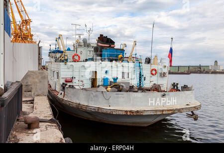 Ship Naryn bei den Ankern auf Volga Fluß in Sommertag Stockfoto