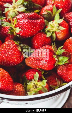 Erdbeeren in Sieb Stockfoto