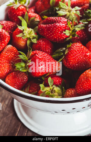 Erdbeeren in Sieb Stockfoto