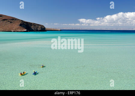 Kajakfahren in Balandra Bay, Sea of Cortez, Baja California, Mexiko. Stockfoto