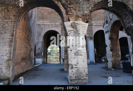 Italien. Rom. Das Kolosseum (Kolosseum) oder Flavian Amphitheater. Im Inneren. Stockfoto