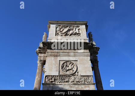 Italien. Rom. Bogen von Constantine. 312 N. CHR. Triumphbogen. Errichtet um Konstantins Sieg über Maxentus zu feiern. Stockfoto