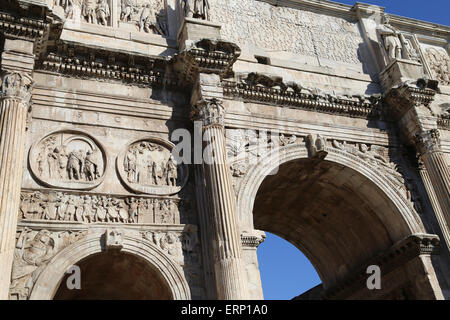 Italien. Rom. Bogen von Constantine. 312 N. CHR. Triumphbogen. Errichtet um Konstantins Sieg über Maxentus zu feiern. Südwand. Stockfoto