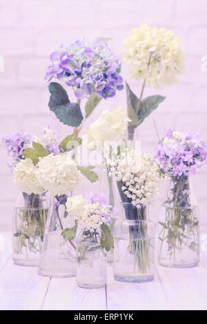 Blumen in Flaschen Stockfoto