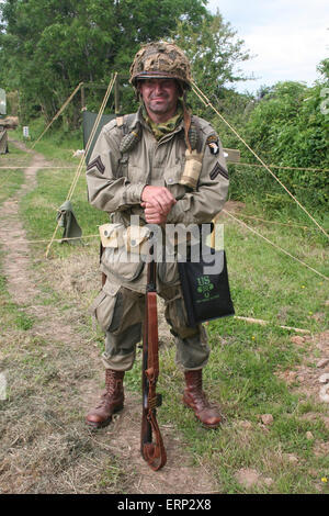 Carentan, Normandie, Frankreich. 6. Juni 2015. Reenactment-Gruppen neu Camp Arizona als Teil des d-Day Festival 2015. Hier wird ein Franzose als Fallschirmjäger WWII uns aus 101 Airborne Division gekleidet, im Lager, umgeben von Zelten und den erste-Hilfe-Posten. Das diesjährige d-Day Festival erinnert an den 70. Jahrestag des Endes des zweiten Weltkriegs im Jahr 1945. Bildnachweis: Daniel und Flossie weiß/Alamy Live-Nachrichten Stockfoto