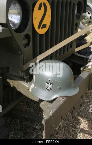 Carentan, Normandie, Frankreich. 6. Juni 2015. Reenactment-Gruppen neu Camp Arizona, in der Nähe von Carentan als Teil der d-Day Festival 2015. Hier befindet sich ein deutsche Helm auf der Vorderseite der US-Armee Jeep im Lager thront. Das diesjährige d-Day Festival erinnert an den 70. Jahrestag des Endes des zweiten Weltkriegs im Jahr 1945. Bildnachweis: Daniel und Flossie weiß/Alamy Live-Nachrichten Stockfoto