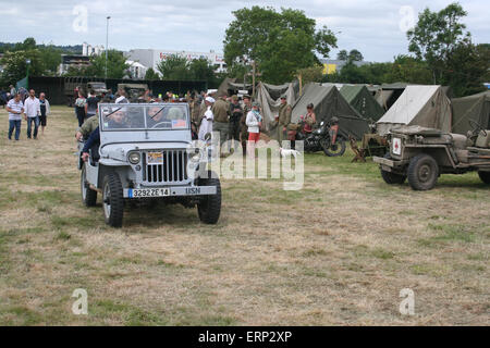 Carentan, Normandie, Frankreich. 6. Juni 2015. Reenactment-Gruppen gehen auf große Längen zu Camp Arizona neu mit original Kostüme, Fahrzeuge und Artefakte wie erste Hilfsgüter, Waschbecken, Munition usw.. Hier fährt ein Jeep der US navy durch die Website. Das Camp ist Teil der d-Day Festival 2015, der in diesem Jahr den 70. Jahrestag des Endes des zweiten Weltkriegs 1945 erinnert. Bildnachweis: Daniel und Flossie weiß/Alamy Live-Nachrichten Stockfoto