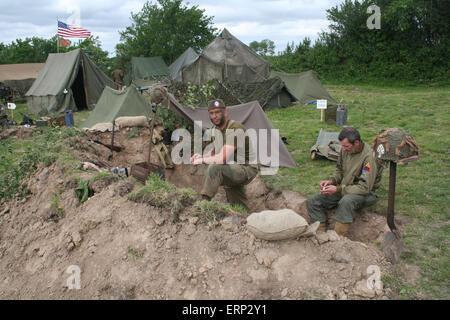 Carentan, Normandie, Frankreich. 6. Juni 2015. Reenactment-Gruppen neu Camp Arizona als Teil der d-Day Festival 2015. Das neu erstellte Lager umfasst Männer gekleidet in Militäruniform wie die Männer warten in diesem Fuchsbau. Das diesjährige d-Day Festival erinnert an die 70. Jahr des Endes des zweiten Weltkriegs. Bildnachweis: Daniel und Flossie weiß/Alamy Live-Nachrichten Stockfoto