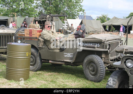 Carentan, Normandie, Frankreich. 6. Juni 2015. Reenactment-Gruppen geben sich große Mühe, Camp Arizona auf dem ursprünglichen Gelände in der Nähe von Carentan in der Normandie als Teil des d-Day Festival 2015 neu zu erstellen. Hier entspannt sich ein Mann, gekleidet wie ein Mitglied der US-Armee während der d-Day-Jahrestag in einem original US Armee Jeep. Das diesjährige d-Day Festival gedenkt der 70. Jahr des Endes des zweiten Weltkriegs im Jahr 1945. Bildnachweis: Daniel und Flossie weiß/Alamy Live-Nachrichten Stockfoto