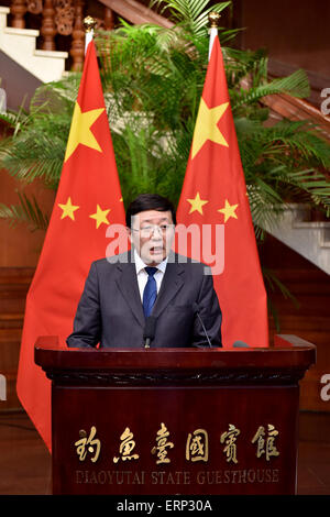 Peking, China. 6. Juni 2015. Chinesischen Finanzminister Lou Jiwei spricht während einer Pressekonferenz nach dem fünften China-Japan Finance Dialog in Peking, Hauptstadt von China, 6. Juni 2015. Der Dialog fand in Peking am Samstag nach rund zweijähriger Verspätung wegen sauer Beziehungen statt. Bildnachweis: Li Xin/Xinhua/Alamy Live-Nachrichten Stockfoto