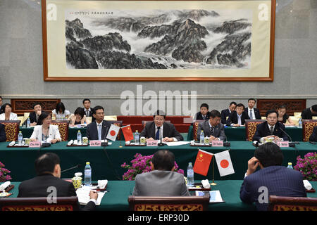 Peking, China. 6. Juni 2015. Chinese Finance Minister Lou Jiwei (C) Ko-Vorsitzenden der fünften China-Japan Finance Dialog in Peking, Hauptstadt von China, 6. Juni 2015. Der Dialog fand in Peking am Samstag nach rund zweijähriger Verspätung wegen sauer Beziehungen statt. © Li Xin/Xinhua/Alamy Live-Nachrichten Stockfoto