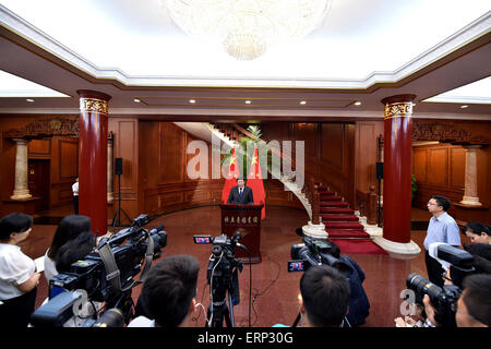 Peking, China. 6. Juni 2015. Chinesischen Finanzminister Lou Jiwei spricht während einer Pressekonferenz nach dem fünften China-Japan Finance Dialog in Peking, Hauptstadt von China, 6. Juni 2015. Der Dialog fand in Peking am Samstag nach rund zweijähriger Verspätung wegen sauer Beziehungen statt. Bildnachweis: Li Xin/Xinhua/Alamy Live-Nachrichten Stockfoto