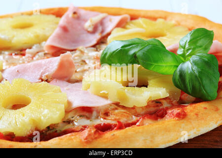 Pizza mit Schinken und Ananas Stockfoto