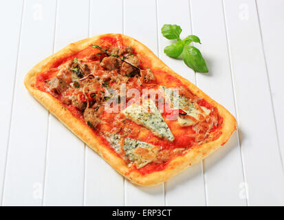 Rechteckige Pizza mit Käse und Thunfisch Stockfoto