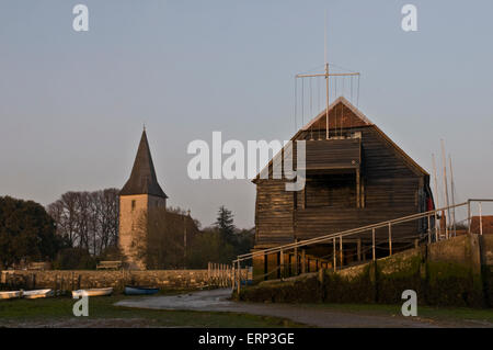 Die mittelalterliche Kirche und Raptackle im Dorf Bosham, West sussex Stockfoto