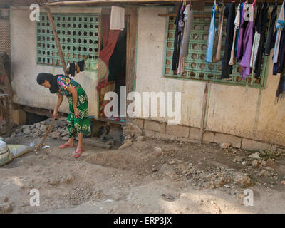 Muslimische Frau Reinigung Innenhof des Hauses in Boracay, Philippinen Stockfoto