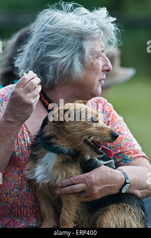 Eine Frau hält ihren Hund ein Freiluft-Hundeausstellung Stockfoto