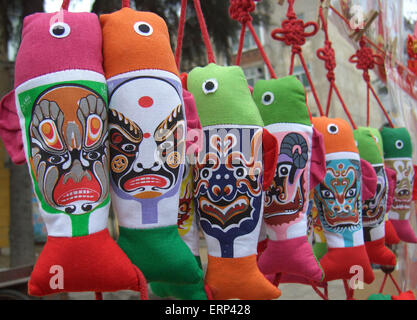 Peking, China. 6. Juni 2015. Foto aufgenommen am 16. Februar 2007 zeigt Fisch-Form Kissen mit Peking-Oper-Maske-Muster in Zaozhuang, Ost-China Shandong Provinz. Peking-Oper Masken sind ein modisches Element allmählich im chinesischen Alltag geworden. © Xinhua/Alamy Live-Nachrichten Stockfoto