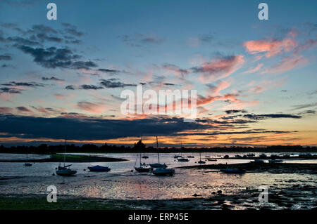 Ein Sonnenuntergang über Dorf Bosham in Chichester Hafen West Sussex Stockfoto