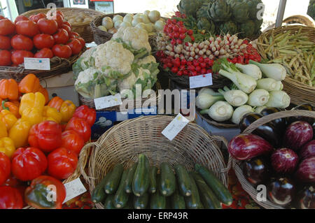 Bio-Obst an einem Marktstand Stockfoto