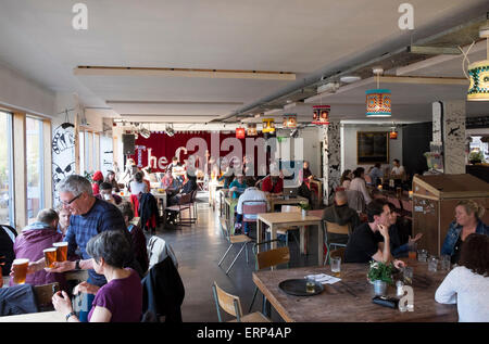 29. Mai 2015 - Bristol, UK: frühen Freitag Abend in der Kantine in Hamilton House, eine Gemeinschaft-Café / bar und Kunstzentrum Stockfoto