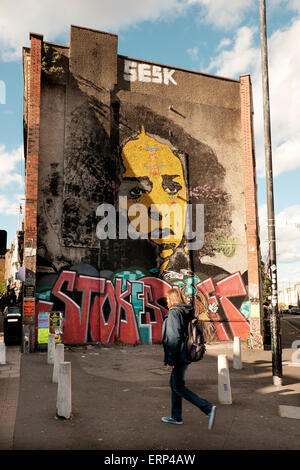 29. Mai 2015 - Bristol, UK: frühen Freitagabend auf Stokes Croft, eine riesige street-Art-Wandbild dominiert hierfür Terrassierung Stockfoto