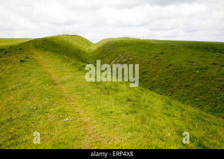 Graben und Bahndamm der Wansdyke sächsischen Verteidigungsbauwerk auf alle Cannings Kreide Downs, Tan Hill, Wiltshire, England Stockfoto