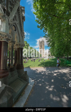 Menschen entspannen an einem sonnigen Sommertag in Victoria Tower Gardens, London UK Stockfoto