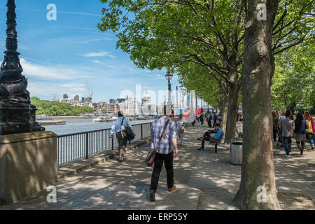 Menschen zu Fuß entlang der Themse Weg, Southbank, mit St Pauls Cathedral in die Skyline der Stadt, London UK Stockfoto